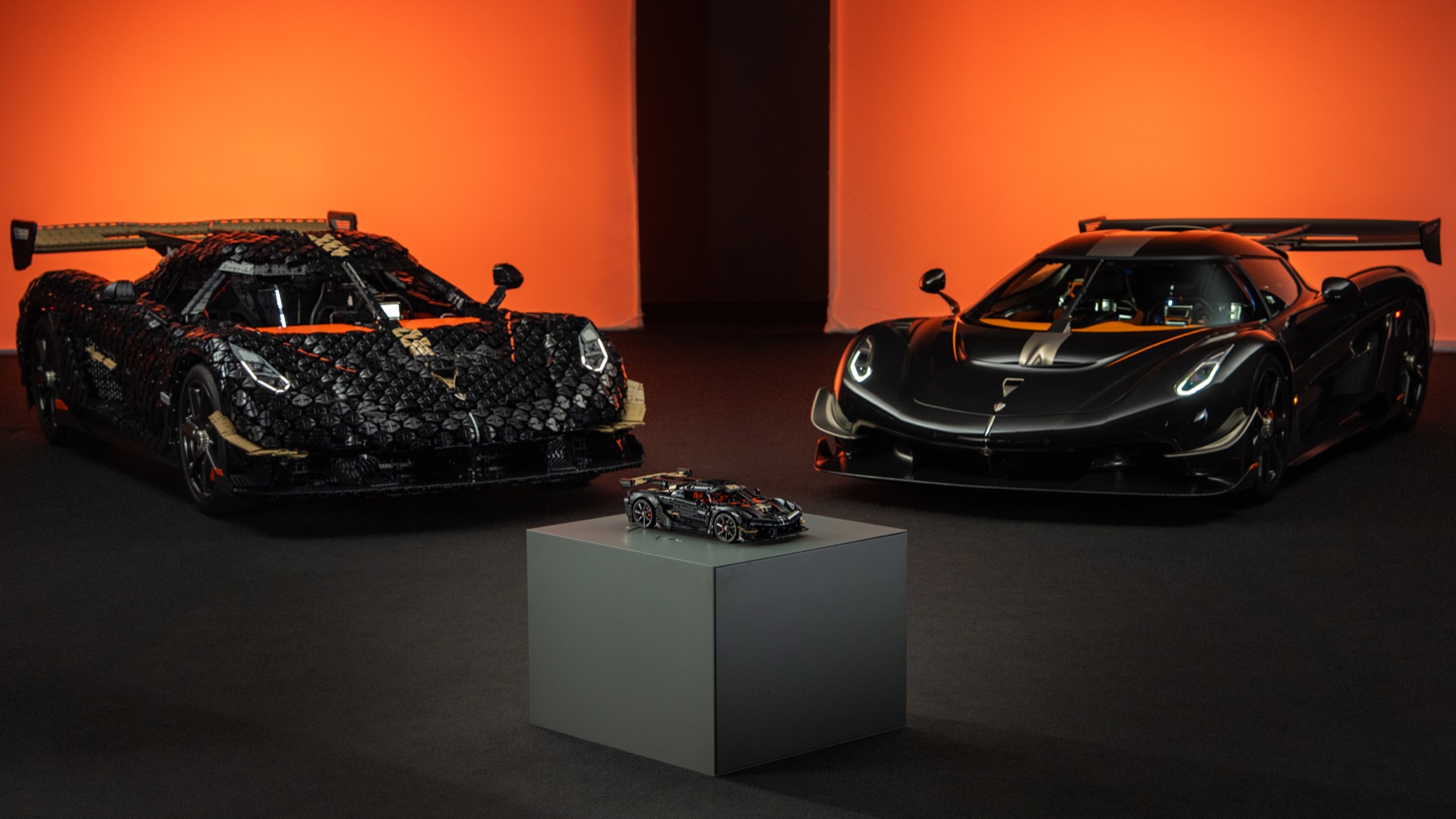 Life-size LEGO Technic Koenigsegg, set 42232, and the real Koenigsegg Sadair's Spear